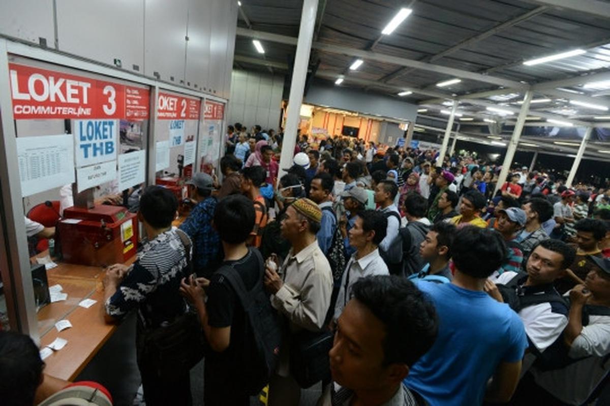 Imbas tabrakan kereta, ribuan penumpang menumpuk di Manggarai
