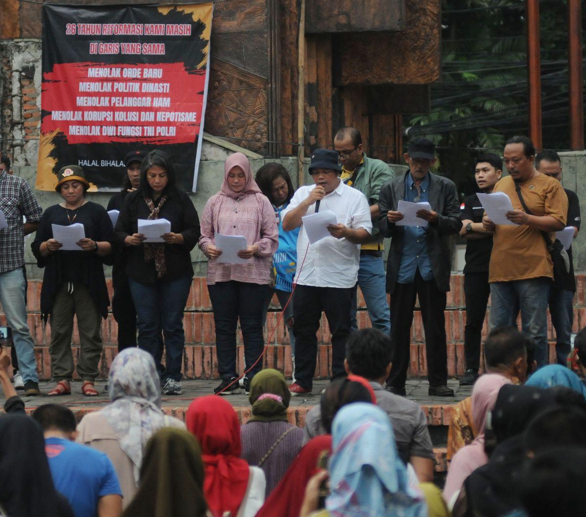 Sejumlah aktivis 98 menggelar aksi bertajuk 'Mimbar Rakyat dan Silaturahmi Akbar' di Lapangan Kampus Universitas Negeri Jakarta (UNJ), Jakarta, Jumat (26/4/2024). Dalam momen tersebut mereka menerbitkan Maklumat Bersama Aktivis 98 menjelang peringatan 26 