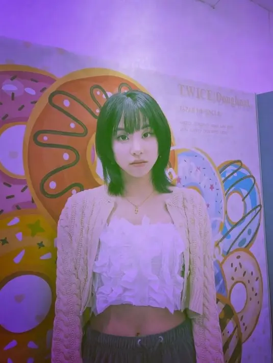 Kerap tampil dengan rambut pendek, Chaeyoung TWICE kali ini tampil menyegarkan dengan layered cut ensemble. @twicetagram.