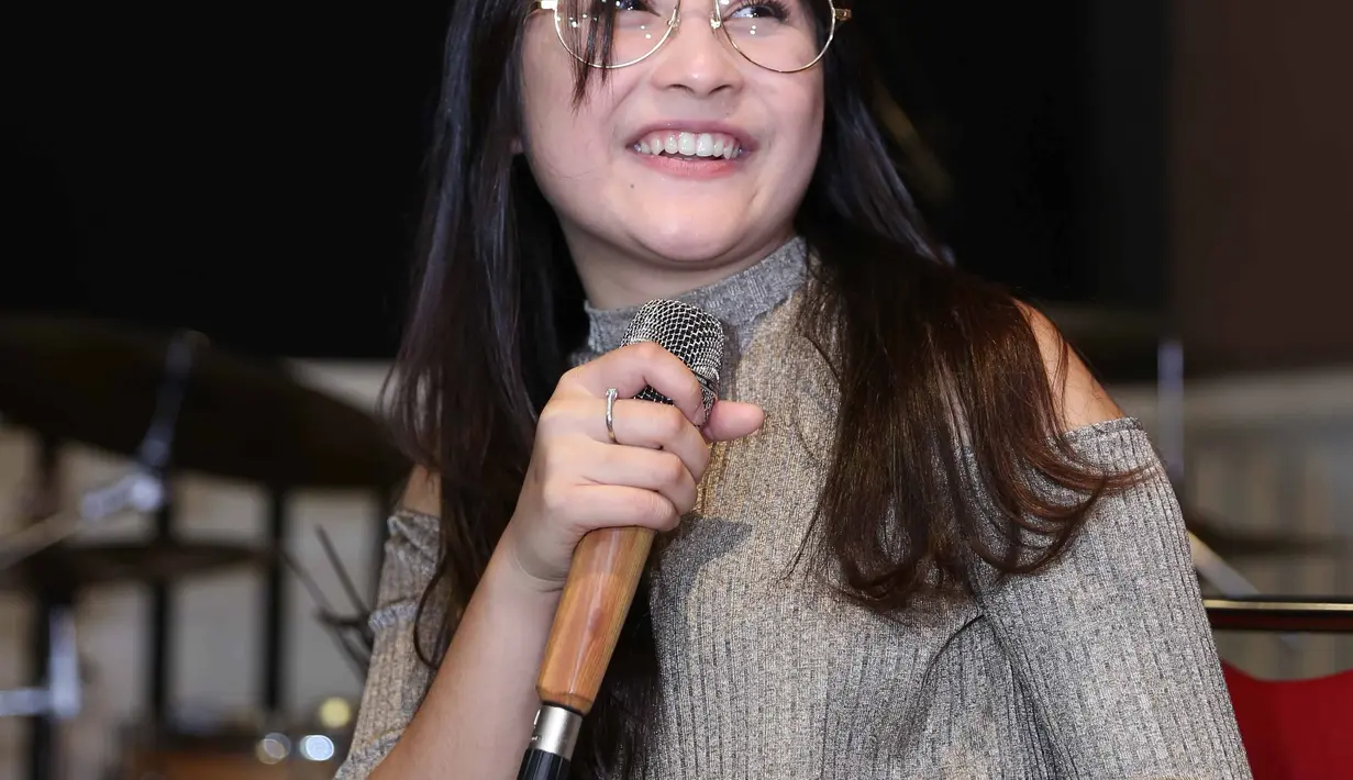 Ia pun bercerita saat di Korea beberapa waktu lalu suaranya sempat serak, lantaran itu lah ia menyediakan antibiotik agar suaranya tidak serak lagi. (Nurwahyunan/Bintang.com)