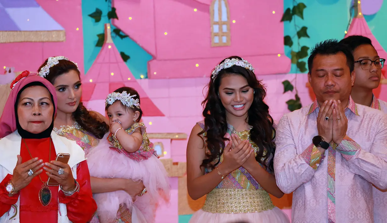 Anang Hermansyah dan Ashanty selaku orangtua serta Aurel Hermansyah sang kakak tampak memanjatkan doa untuk si kecil Arsy Addara di usianya yang sudah genap satu tahun pada 14 Desember 2015 lalu. (Deki Prayoga/Bintang.com)