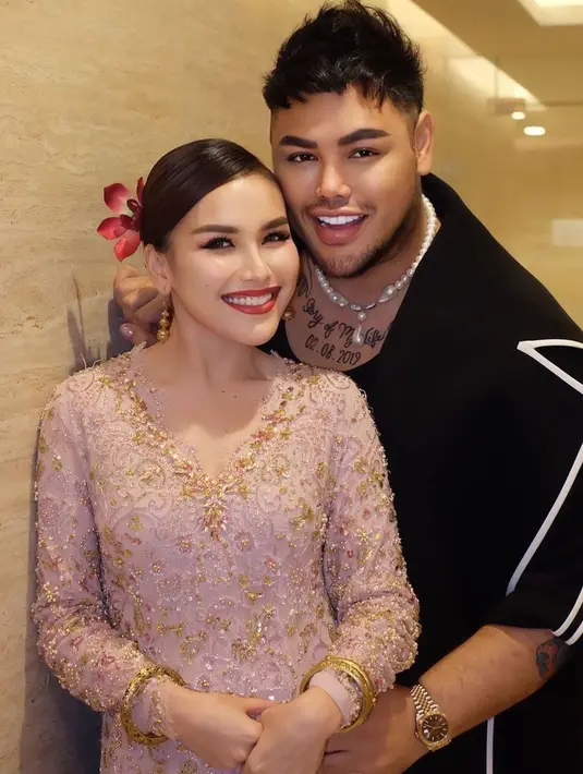 Tak hanya itu, Ayu Ting Ting dan Ivan Gunawan kembali menampilkan kedekatan mereka dengan berfoto bareng. Potret keduanya ini langsung dibanjiri doa netizen agar dua selebriti ini berjodoh hingga ke pelaminan (Liputan6.com/IG/@ayutingting92)