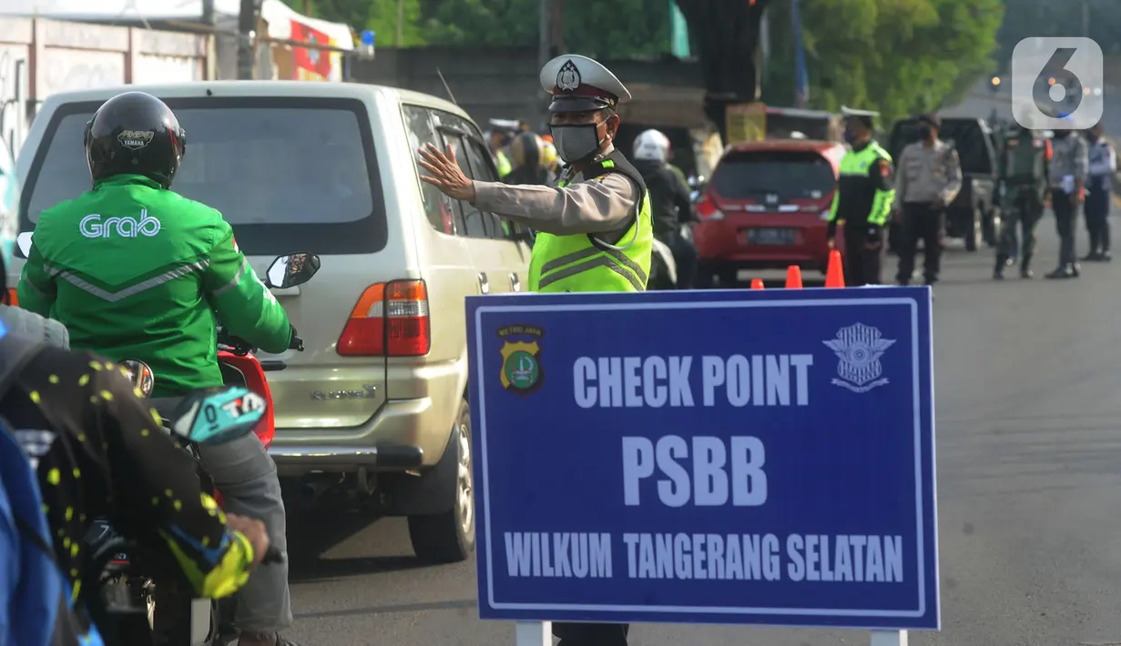 Antrean kendaraan yang hendak menjalani pemeriksaan selama penerapan Pembatasan Sosial Berskala Besar (PSBB) pada check point di Jalan RE Martadinata, perbatasan dengan wilayah Bogor, Tangerang Selatan, Sabtu (18/4/2020). Tangerang Raya melakukan  PSBB hingga 3 Mei 2020. (merdeka.com/Arie Basuki)