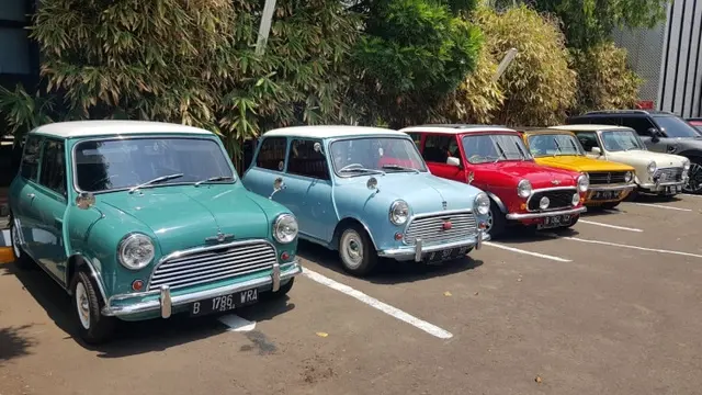 Deretan MINI Cooper klasik.