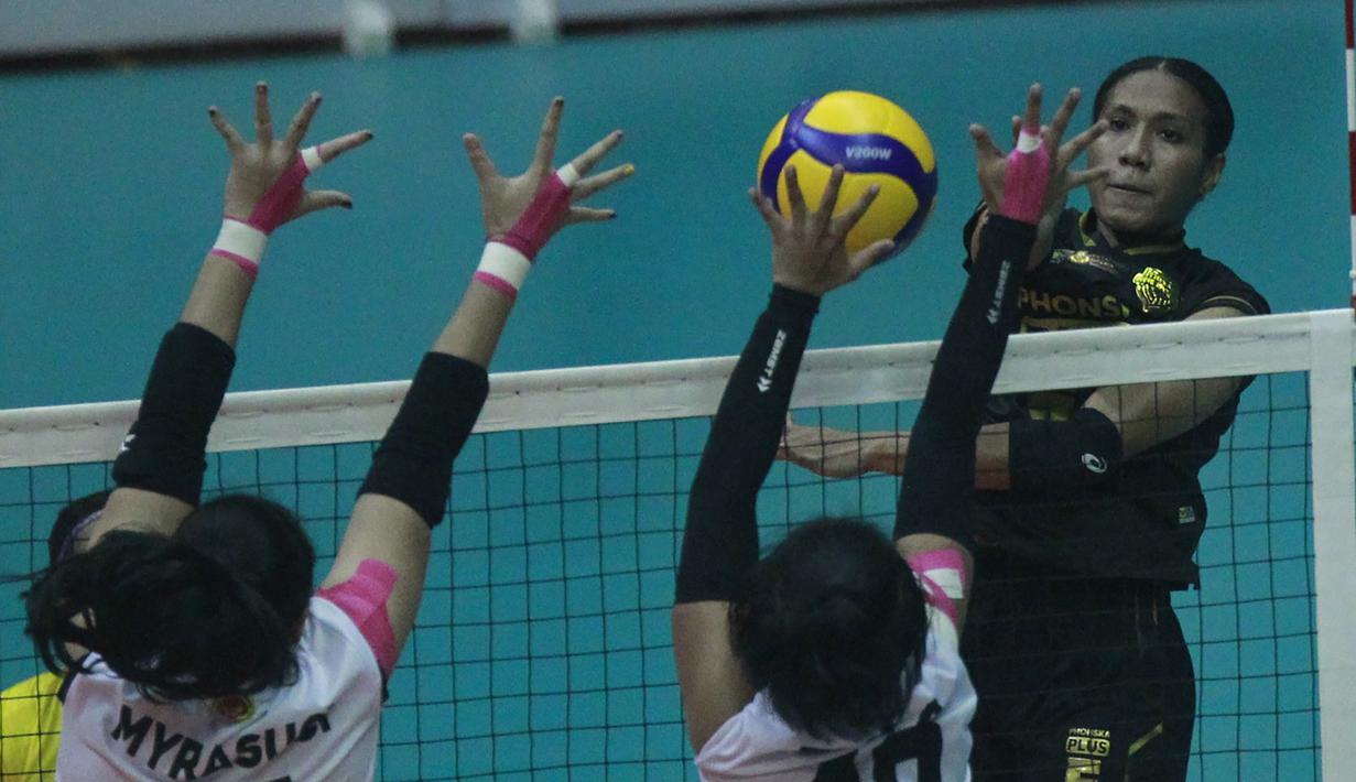 Pemain Gresik Petrokimia Pupuk Indonesia, Mediol Stiovanny Yoku melepaskan spike yang berusaha diblok dua pemain Jakarta BIN, Myrasuci Indriani (kiri) dan Tisya Amallya Putri dalam laga seri kedua putaran kedua Proliga 2023 di GOR Ken Arok, Malang, Kamis (9/2/2023) siang WIB. Gresik Petrokimia Pupuk Indonesia menang 3-2 (23-25, 25-21, 20-25, 25-17 dan 15-9). (Dok. Proliga 2023)