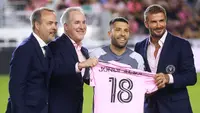 Pemain baru Inter Miami, Jordi Alba (tengah kanan) berfoto bersama dengan para pemilik klub Inter Miami, Jose Mas (kiri), Jorge Mas (tengah kiri), dan David Beckham sebelum 32 besar piala liga 2023 melawan Orlando City di DRV PNK Stadium, Florida, Amerika Serikat, Rabu (02/08/2023) waktu setempat. (AFP/Getty Images/Hector Vivas)