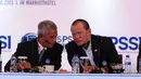 Ketua Umum PSSI 2011-2015, Djohar Arifin Husin (kiri) berbincang dengan La Nyalla Mattalitti saat Kongres Luar Biasa PSSI 2015 di Surabaya, (18/4/2015). Kongres menetapkan La Nyalla sebagai Ketua Umum PSSI 2015-2019. (Liputan6.com/Helmi Fithriansyah)