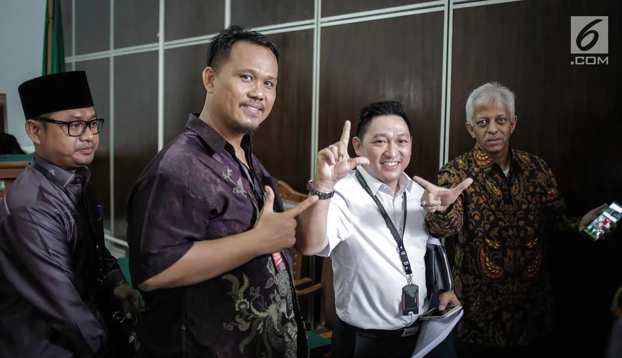 Kuasa hukum tergugat II dari (DPP Partai Gerindra) dan tergugat III (BPN Prabowo-Sandi) usai mengikuti sidang lanjutan di PN Jakarta Selata, Selasa (19/3). Sidang tersebut ditunda kembali hingga minggu depan. (Liputan6.com/Faizal Fanani)