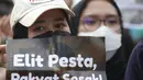 Seorang mahasiswi peserta aksi memegang poster sambil menangis haru saat menyuarakan aspirasi dalam demonstrasi di kawasan Bundaran Hotel Indonesia (HI), Jakarta, Rabu (28/10/2026). (KLY/Budy Santoso)