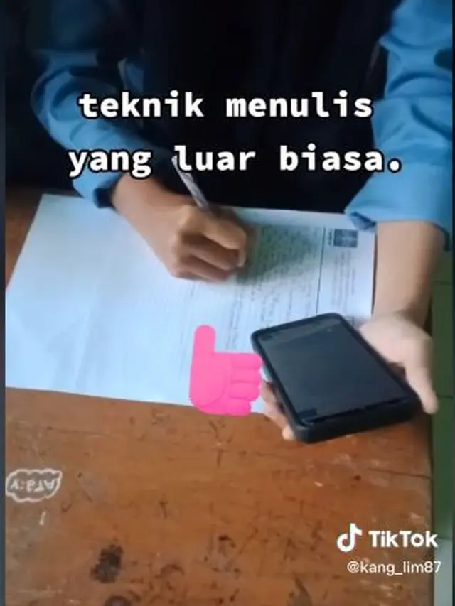 Viral Teknik Menulis Murid Cewek Ini Unik Banget, Bikin Guru Heran