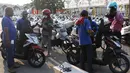Petugas mengemas sepeda motor untuk diangkut dengan kereta api Stasiun Kampung Bandan, Jakarta, Senin (11/6). Program mudik gratis ini digagas Kemenhub tersebut melayani pengiriman ke beberapa daerah di Pulau Jawa. (Liputan6.com/Immanuel Antonius)