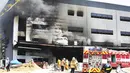 Asap mengepul dari gudang yang terbakar di Icheon, Korea Selatan, Rabu (29/4/2020). Kebakaran disebabkan oleh ledakan bahan mudah terbakar yang digunakan dalam pemasangan insulasi di ruang bawah tanah. (Hong Ki-won/Yonhap via AP)