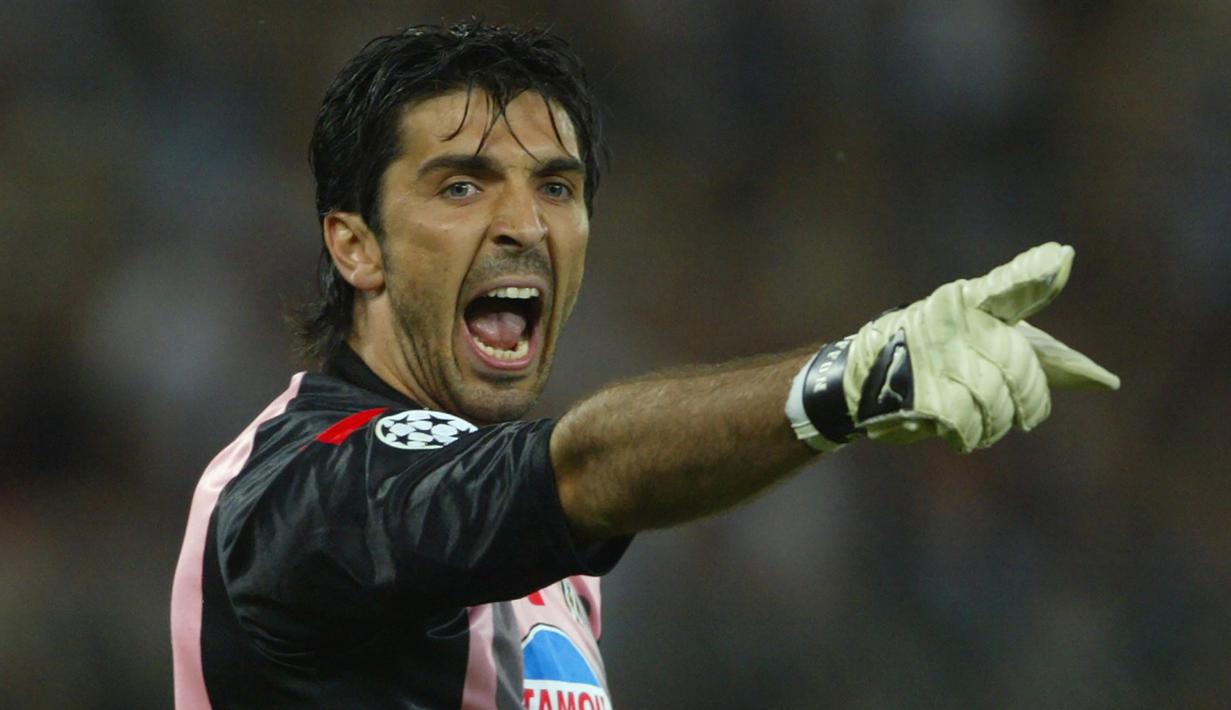 Gianluigi Buffon - Buffon seperti sudah ditakdirkan menjadi pemain hebat. Dia menjalani laga debut di Serie A bersama Parma pada November 1995. Saat itu, Buffon mampu menjaga gawangnya tak kebobolan, serta meredam serangan AC Milan. (AFP/ Paolo Cocco)