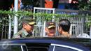 Presiden Jokowi berbincang dengan Kapolda Metro Jaya Irjen M Iriawan dan Pangdam Jaya Mayjen Teddy Lhaksmana sebelum mencoblos pada Pilkada DKI 2017 di TPS IV, Jakarta, Rabu (15/2). (Istimewa)