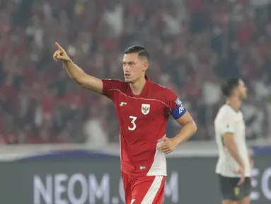 Ekspresi kapten Timnas Indonesia, Jay Noah Idzes, saat laga melawan China dalam laga Kualifikasi Piala Dunia 2026 zona Asia di Stadion Utama Gelora Bung Karno (SUGBK) Senayan, Jakarta, Kamis (5/6/2025). (Bola.com/M. Iqbal Ichsan)