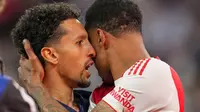 Marquinhos dari PSG memeluk Gabriel Magalhaes dari Arsenal setelah adu penalti di final Liga Champions antara Paris Saint-Germain dan Arsenal di Budapest, Hongaria, Sabtu, 30 Mei 2026. (AP Photo/Andreea Alexandru)