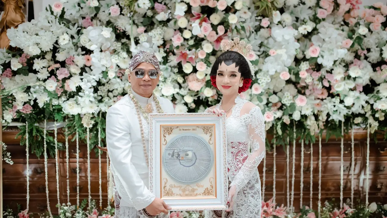 Paranormal Wirang Birawa menggelar pernikahan dengan selebgram Umi Kalsum