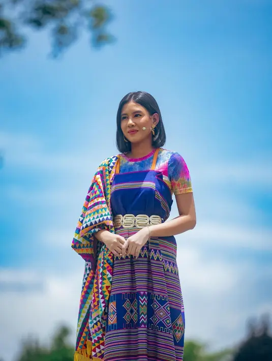 Pada foto yang diunggah, tampak Shenina yang tampil cantik mengenakan busana rancangan desainer Indonesia, Oscar Lawalata. [Instagram/shenacinnamon].