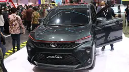 Petugas memeriksa mobil Daihatsu pada pameran otomotif Gaikindo Indonesia International Auto Show (GIIAS) 2021 di ICE BSD, Banten, Kamis (11/11/2021). Digelar selama 10 hari hingga 21 November 2021, pameran otomotif tahunan ini diikuti oleh 21 merek kendaraan. (Liputan6.com/Angga Yuniar)