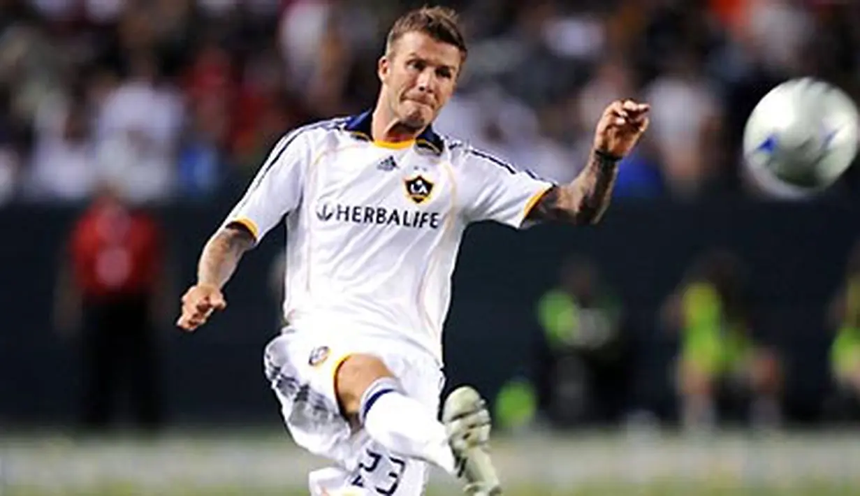 Gelandang Los Angeles Galaxy, David Beckham dalam laga persahabatan LA Galaxy vs AC Milan di Carson, California pada 19 Juli 2009. AFP PHOTO/GABRIEL BOUYS