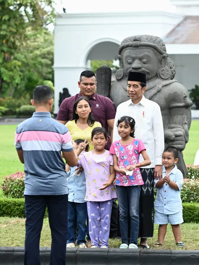 Presiden Joko Widodo atau Jokowi saat berfoto dengan warga di Istana Kepresidenan Yogyakarta, Kamis (29/6/2023).