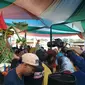 Warga Desa Panongan Lor Kabupaten Cirebon berebut makanan hasil sedekah bumi. Foto (Liputan6.com / Panji Prayitno)