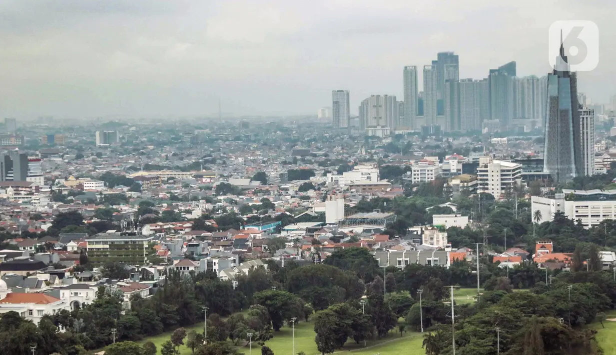 Pemandangan gedung bertingkat dan permukiman warga di antara perpohonan Jakarta, Kamis (13/2/2020). Jakarta baru memiliki 9,98 persen lahan yang dijadikan Ruang Terbuka Hijau (RTH) dari proyeksi 30 persen. (Liputan6.com/Faizal Fanani)