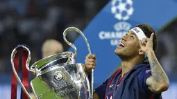 Neymar memegang tropi Liga Champions, Olympic Stadium, Berlin, Minggu (7/6/2015). Barcelona keluar sebagai juara usai mengalahkan Juventus dengan skor 3-1. (AFP Photo/Lluis Gene)