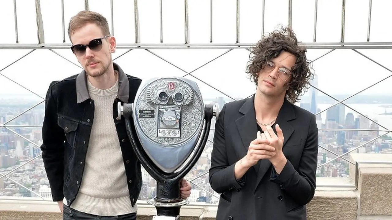 Mengenal Sosok Matty Healy, Vokalis The 1975 yang Dikabarkan Jadi Pacar Baru Taylor Swift