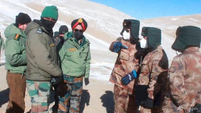 Dalam foto yang disediakan oleh Angkatan Darat India ini, perwira militer India dan Tiongkok mengadakan pertemuan di wilayah danau Pangong di Ladakh di perbatasan India-Tiongkok pada 10 Februari 2021. (Foto: Angkatan Darat India via AP)