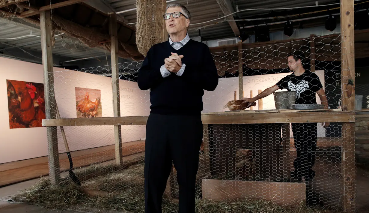 Miliarder dermawan Bill Gates memberikan keterangan kepada awak saat jumpa pers di depan kandang ayam yang dibangun di lantai 68 Menara 4 World Trade Center, di Manhattan, New York, AS (8/6). (REUTERS/Mike Segar)