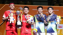 Leo Rolly Carnando/Bagas Maulana foto bersama dengan juniornya Raymond Indra/Nikolaus Joaquin di podium juara Thailand Masters 2026 yang berlangsung di Stadion Nimibutr, Bangkok, Thailand, Minggu (1/2/2026) siang WIB. (Dok. PBSI)