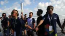 Aktor Hamish Daud (tengah) membawa obor pada kirab obor Asian Games 2018 di Pantai Kuta, Bali, Senin (23/7). Torch Relay Asian Games 2018 melintasi empat kabupaten di Bali dengan arak-arakan berkeliling di sejumlah obyek wisata. (AFP/SONNY TUMBELAKA)