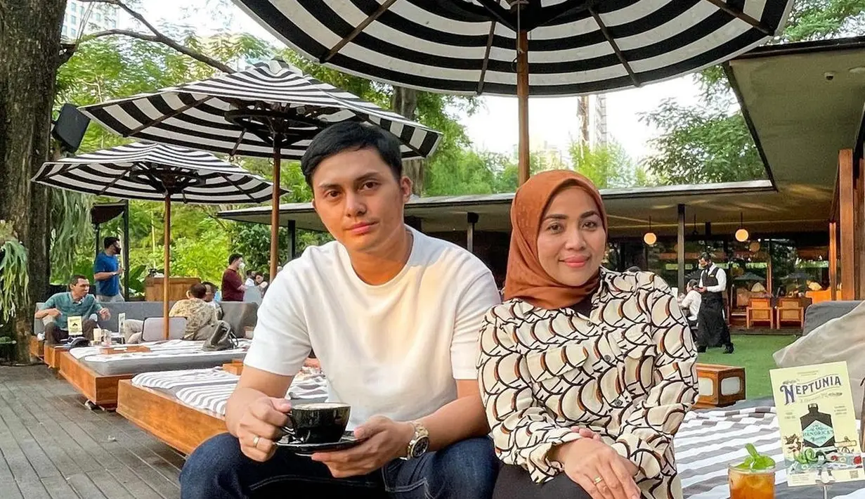 Pengusaha sukses asal Tangerang tersebut telah empat tahun membina rumah tangga dengan Fadel Islami. Dari pernikahan, belum dikaruniai momongan. [Instagram/muzdalifah999]