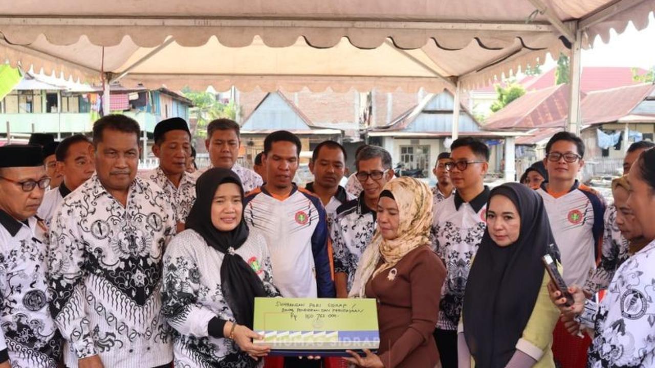 Wabup Sidrap Serahkan Santunan Rp150 Juta untuk Guru Korban Kebakaran, Wujud Solidaritas Pendidikan