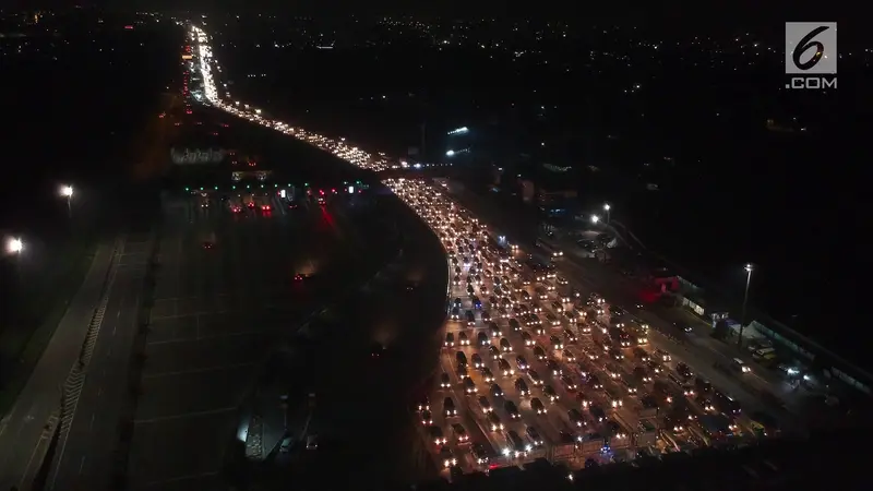 Kepadatan Kendaraan di Gerbang Tol Cikarang Utama