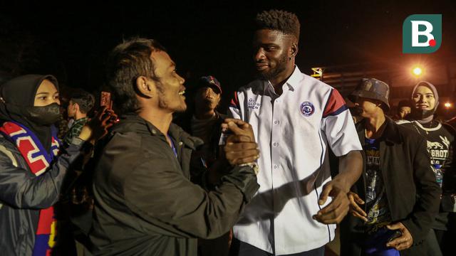 Foto: Gelar Doa Bersama, Ribuan Masyarakat Penuhi Stadion Kanjuruhan