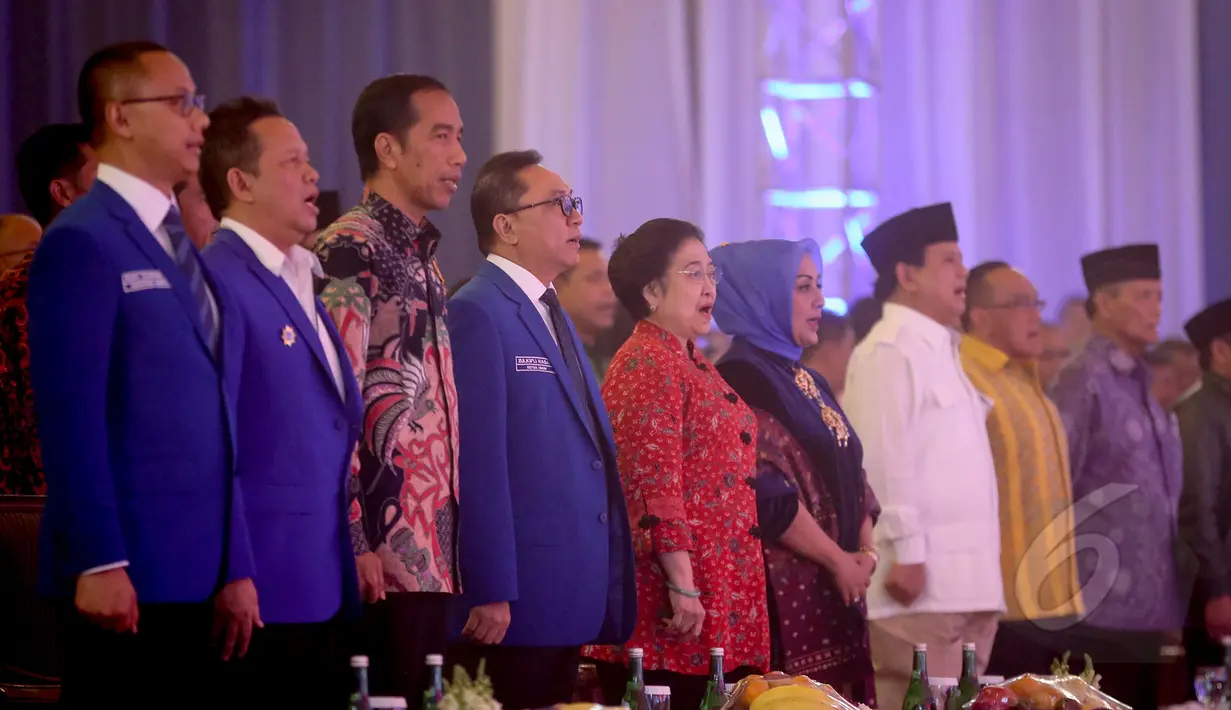 Presiden Jokowi (ketiga kiri) dan Ketum PDIP Megawati Soekarnoputri (kelima kiri) menghadiri Rakernas Partai Amanat Nasional di Jakarta, Rabu (6/5/2015) malam. Keduanya duduk mengapit Ketua Umum PAN Zulkifli Hasan. (Liputan6.com/Faizal Fanani)