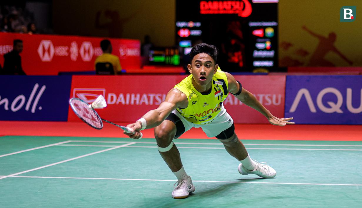 <p>Pebulu tangkis tunggal putra Indonesia, Alwi Farhan berusaha menjangkau kok pada babak kualifikasi Indonesia Masters 2025 melawan wakil Korea Selatan, Jeon Hyeok-jin yang berlangsung di Istora Senayan, Jakarta, Selasa (21/01/2025). (Bola.com/Bagaskara Lazuardi)</p>