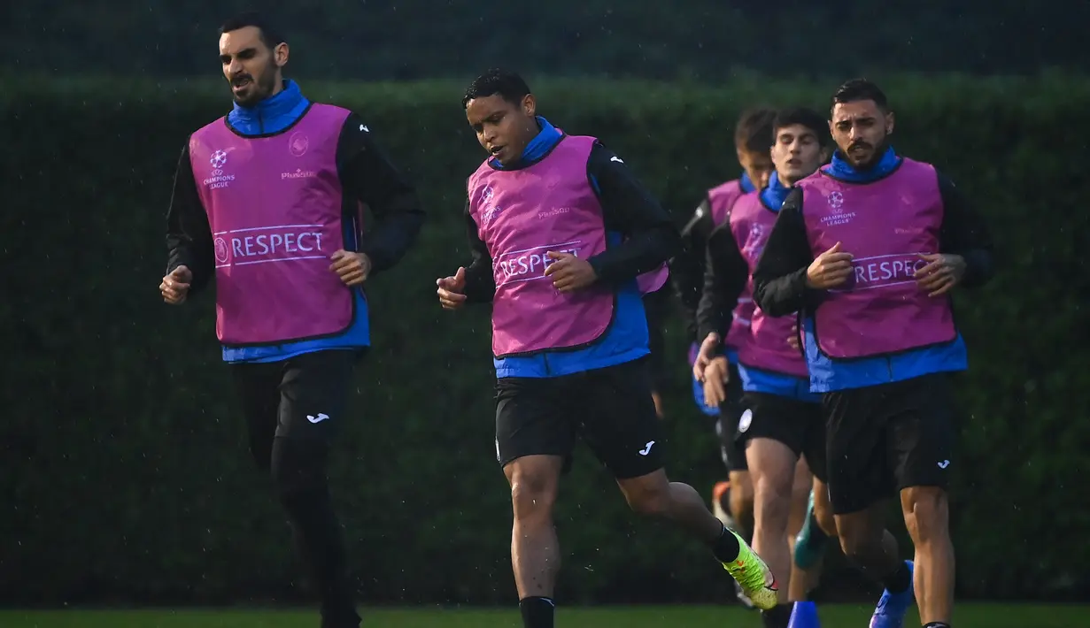 Para pemain Atalanta melakukan pemanasan selama sesi latihan di tempat latihan klub di Zingonia, dekat Bergamo (1/11/2021). Atalanta akan bertanding melawan melawan Manchester United pada Grup F Liga Champions di Gewiss Stadium. (AFP/Marco Bertorello)