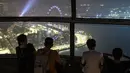 Turis melihat Sirkuit Marina Bay Street yang diselimuti kabut asap di Singapura (18/9/2019). Balapan di sirkuit ini dianggap sebagai salah satu balapan F1 paling menguras fisik karena iklim Singapura yang lembab.(AFP Photo/Roslan Rahman)