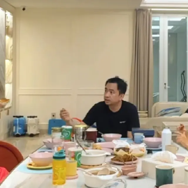 Ruang makan rumah Ayu Dewi (Foto: Instagram @mrsayudewi)