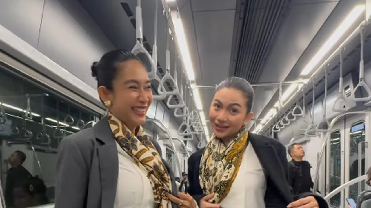 Pesona Ayu Happy Salma dan Ariel Tatum Naik Kereta Jepang, Tampil Eksotis Khas Perempuan Indonesia dengan Kebaya