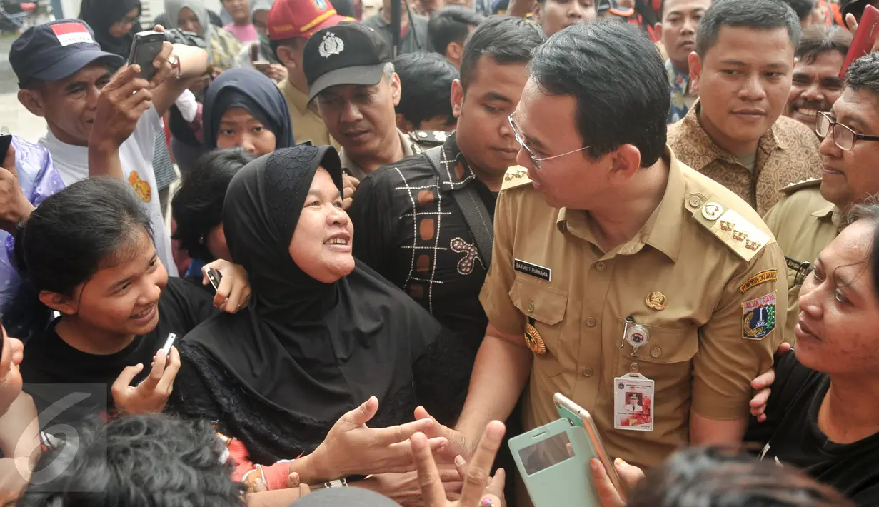 Gubernur DKI Jakarta Basuki Tjahaja Purnama menemui korban banjir di Cipinang Melayu, Jakarta Timur, Senin (20/2). Selain menemui pengungsi banjir, Ahok juga melihat lokasi banjir yang menggenangi pemukiman warga. (Liputan6.com/Yoppy Renato)