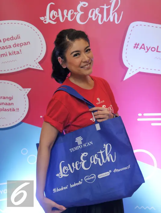 Sigi Wimala berpose dengan tas jinjing Tempo Scan Love Earth, Jakarta, Kamis (28/4). Melalui Program Tempo Scan Love Earth, konsumen didorong untuk menggunakan tas ramah lingkungan. (Liputan6.com/Gempur M Surya)