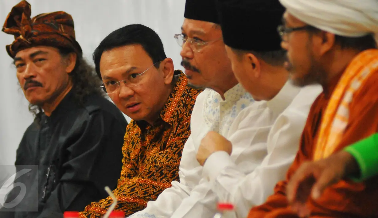 Cagub DKI Jakarta Basuki Tjahaja Purnama alias Ahok menghadiri Istighosah Kebangsaan warga Nahdliyin di Jakarta, Minggu (5/2). KH Nuril Arifin yang biasa disapa Gus Nuril (kiri) turut mengikuti istigosah kebangsaan ini. (Liputan6.com/Angga Yuniar)