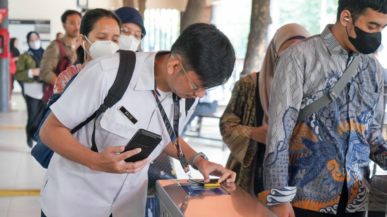 FOTO: Suasana Hari Pertama ASN Pemprov DKI Wajib Naik Transportasi Umum Setiap Rabu