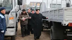 Pemimpin Korea Utara, Kim Jong-Un mengecek sejumlah truk keluaran terbaru di Kompleks Motor Sungri di Provinsi Pyongan Selatan (21/11). (Kcna Via Kns/AFP)