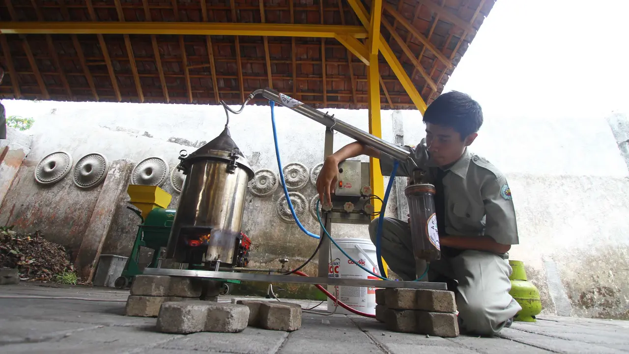 Pelajar di Malang Olah Sampah Plastik Jadi BBM Alternatif