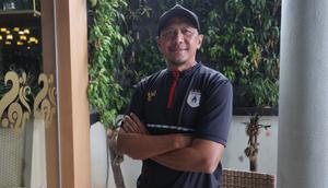 Jurnalis Bola.com, Hery Kurniawan melakukan wawancara eksklusif dengan Rahmad Darmawan di Hotel Blue Sky Petamburan, Jakarta pada Rabu (10/12/2025). (Bola.com/Abdul Aziz)